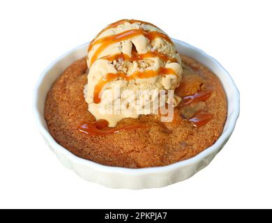 Warmer Cookie garniert mit Eis und gesalzener Karamellsauce isoliert auf weißem Hintergrund Stockfoto