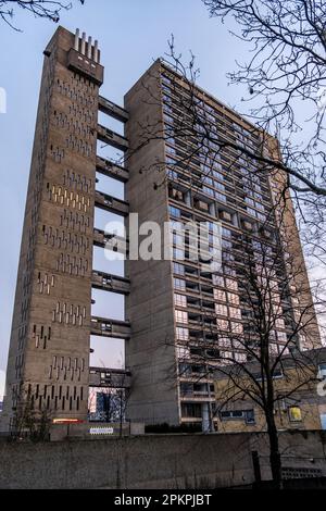 Balfron Tower 26-stöckiges Wohngebäude in Poplar, Tower Hamlets, East London. Im Brutalistischen Stil gebaut, entworfen vom Architekten Erno Goldfinger. Stockfoto