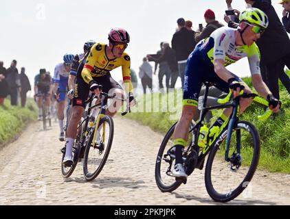 Roubaix, Frankreich. 09. April 2023. Der niederländische Tim Van Dijke von Jumbo-Visma und der niederländische Mike Teunissen von Intermarche-Circus-Wanty wurden in Aktion während des Herrenrenrenrenrenrenrenrenrennen der Radtour „Paris-Roubaix“, 256,6km von Compiegne nach Roubaix, Frankreich, am Sonntag, den 09. April 2023, gezeigt. BELGA PHOTO DIRK WAEM Credit: Belga News Agency/Alamy Live News Stockfoto