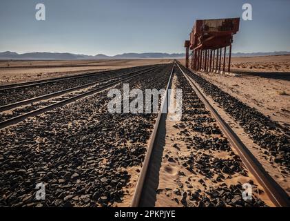 Wassertanks und Bahngleise der aus-Lüderitz-Linie am verlassenen Bahnhof Garub in der Namib-Wüste. Stockfoto
