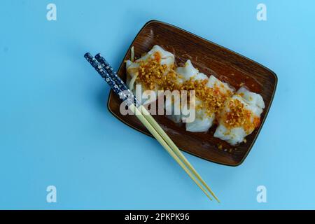 Choipan ist ein traditioneller Snack aus Pontianak, West Borneo. Es ist ein herzhafter Snack, hergestellt aus einer Mischung aus gehackten Bambussprossen, gehackten Garnelen, alles eingewickelt Stockfoto