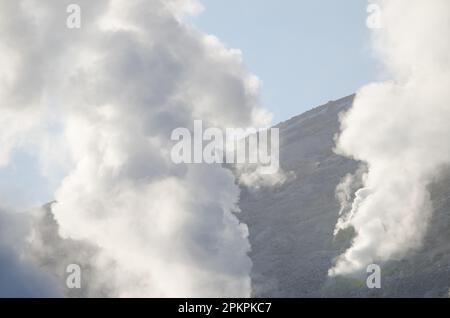 Fumarolen auf Mount IO. Akan-Mashu-Nationalpark. Hokkaido. Japan. Stockfoto