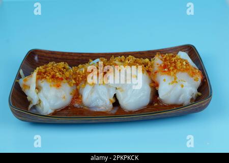 Choipan ist ein traditioneller Snack aus Pontianak, West Borneo. Es ist ein herzhafter Snack, hergestellt aus einer Mischung aus gehackten Bambussprossen, gehackten Garnelen, alles eingewickelt Stockfoto