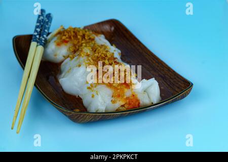 Choipan ist ein traditioneller Snack aus Pontianak, West Borneo. Es ist ein herzhafter Snack, hergestellt aus einer Mischung aus gehackten Bambussprossen, gehackten Garnelen, alles eingewickelt Stockfoto