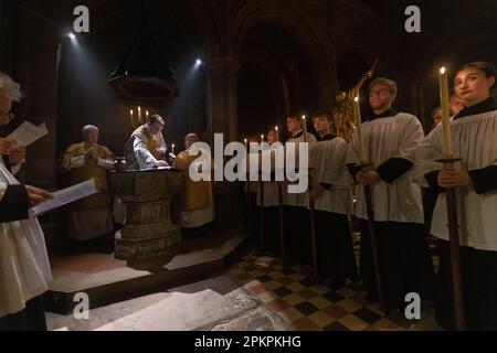 London, Großbritannien. 8. April 2023. Ostern-Vigil-Candlelight-Messe in St. Bartholomew, der großen Kirche in der Stadt London. Kredit: Andy Sillett/Alamy Live News Stockfoto