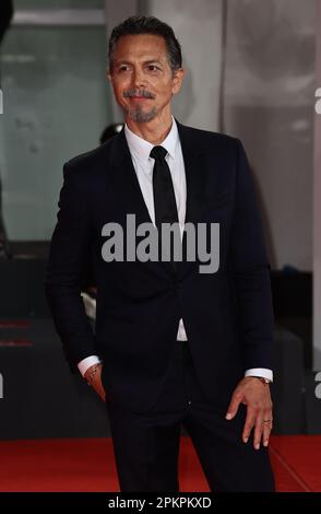 VENEDIG, ITALIEN - SEPTEMBER 06: Benjamin Bratt nimmt am 06. September 2022 beim Venice Film Festival 79. am roten Teppich „Dead for A Dollar“ Teil Stockfoto