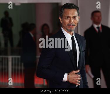 VENEDIG, ITALIEN - SEPTEMBER 06: Benjamin Bratt nimmt am 06. September 2022 beim Venice Film Festival 79. am roten Teppich „Dead for A Dollar“ Teil Stockfoto