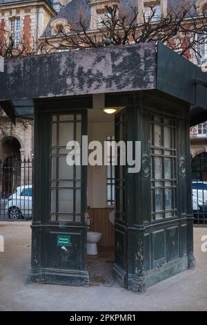 Grüne öffentliche Toilette im Park Place des Vosges. Paris, Frankreich. 24. März 2023. Stockfoto