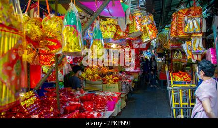 20. März 2023 Bangkok Thailand - der Lebensmittelmarkt in China Town ist ein geschäftiger Knotenpunkt für lebendige Aromen. Mit einer vielfältigen Auswahl an Street Food st Stockfoto