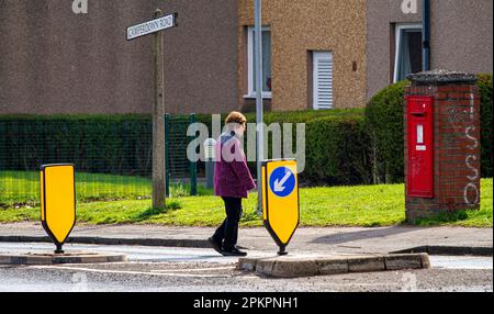 Dundee, Tayside, Schottland, Großbritannien. 9. April 2023. UK Weather: Tayside Wetter Schottland schwebt um 10°C, und Dundee genießt kühles bewölktes Frühlingswetter mit gelegentlichem Sonnenschein. Der Ostersonntag lockte einige Bewohner für einen gemütlichen Spaziergang durch Dundees Ardler Village an. Kredit: Dundee Photographics/Alamy Live News Stockfoto