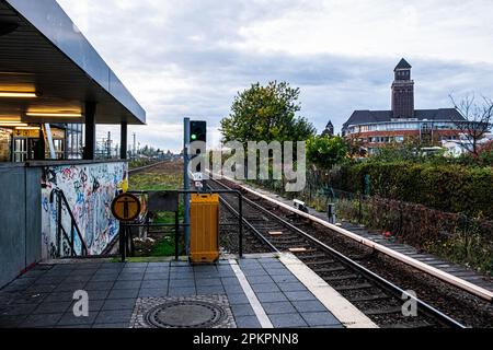 Blick auf die historischen Gebäude des Hafens Westhafen vom westlichen Bahnsteig der S-Bahn-Station Moabit, Mitte, Berlin, Deutschland Stockfoto