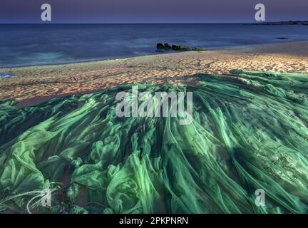 Dämmerung mit Lichtern am Strand und Netzen am Strand von Nkhotakota am Lake Malawi. Stockfoto