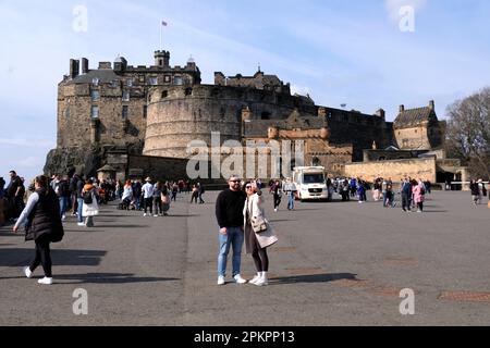 Edinburgh, Schottland, Großbritannien. 9. April 2023 Geschäftig mit Osterurlaubern an den üblichen Hotspots und Besucherattraktionen im Stadtzentrum. Edinburgh Castle Esplanade mit vielen Besuchern. Kredit: Craig Brown/Alamy Live News Stockfoto