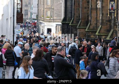 Edinburgh, Schottland, Großbritannien. 9. April 2023 Geschäftig mit Osterurlaubern an den üblichen Hotspots und Besucherattraktionen im Stadtzentrum. Castlehill und der Rasenmarkt mit Besuchern auf dem Weg zur und von der Burgpromenade. Kredit: Craig Brown/Alamy Live News Stockfoto