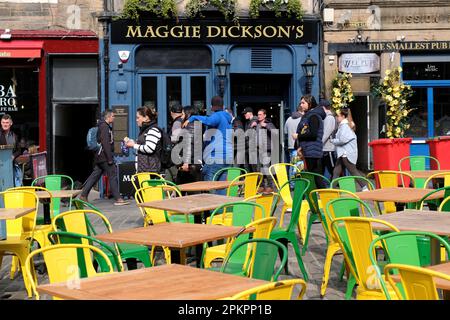 Edinburgh, Schottland, Großbritannien. 9. April 2023 Geschäftig mit Osterurlaubern an den üblichen Hotspots und Besucherattraktionen im Stadtzentrum. Die Tische im Freien werden für den Mittagsrausch vorbereitet. Kredit: Craig Brown/Alamy Live News Stockfoto