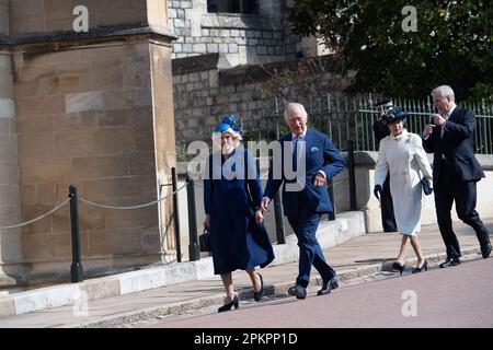 Windsor, Berkshire, Großbritannien. 9. April 2023. König Charles und Camilla, königliche Gemahlin, kommen mit Mitgliedern der königlichen Familie an, um heute Morgen den Ostermorgengottesdienst in der St. George's Chapel im Schloss Windsor zu besuchen. Kredit: Maureen McLean/Alamy Live News Stockfoto