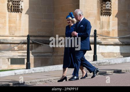 Windsor, Berkshire, Großbritannien. 9. April 2023. König Charles und Camilla, königliche Gemahlin, kommen mit Mitgliedern der königlichen Familie an, um heute Morgen den Ostermorgengottesdienst in der St. George's Chapel im Schloss Windsor zu besuchen. Kredit: Maureen McLean/Alamy Live News Stockfoto