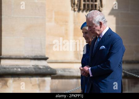 Windsor, Berkshire, Großbritannien. 9. April 2023. König Charles und Camilla, königliche Gemahlin, kommen mit Mitgliedern der königlichen Familie an, um heute Morgen den Ostermorgengottesdienst in der St. George's Chapel im Schloss Windsor zu besuchen. Kredit: Maureen McLean/Alamy Live News Stockfoto