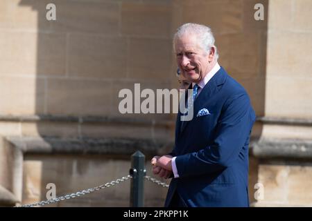 Windsor, Berkshire, Großbritannien. 9. April 2023. König Charles und Camilla, königliche Gemahlin, kommen mit Mitgliedern der königlichen Familie an, um heute Morgen den Ostermorgengottesdienst in der St. George's Chapel im Schloss Windsor zu besuchen. Kredit: Maureen McLean/Alamy Live News Stockfoto