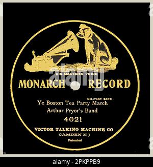 BOSTON TEEPARTY 16. Dezember 1773 - Ein MONARCH-REKORD ( HMV ) "Ye Boston Tea Party March " . Die Boston Tea Party war ein amerikanischer politischer und handelspolitischer Protest gegen den Tea Act von 1773, der eine Teesteuer (Townshend Revenue Act) einführte, erlaubte der British East India Company jedoch Steuererleichterungen für seinen importierten Tee aus China. Eine Protestgruppe, bekannt als die Sons of Liberty (einige als indische Stammesangehörige getarnt), zerstörte eine Ostindien-Firma. Eine Ladung Tee, indem man Teekisten von einer Reihe von Schiffen in den Hafen von Boston wirft. Der Vorfall war der Vorläufer der amerikanischen Revolution Stockfoto