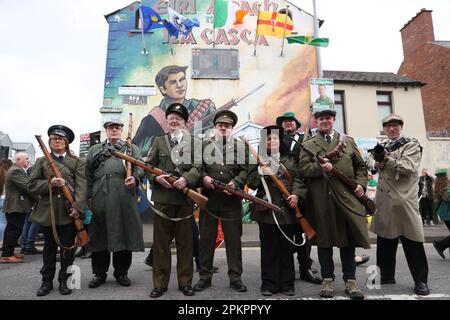 Die Beechmount Avenue in der Nähe der Falls Road, Belfast, repräsentiert vor der Teilnahme an einer von Sinn Fein organisierten Parade zum Milltown Cemetery anlässlich des Jubiläums des Osteraufgangs 1916. Foto: Sonntag, 9. April 2023. Stockfoto