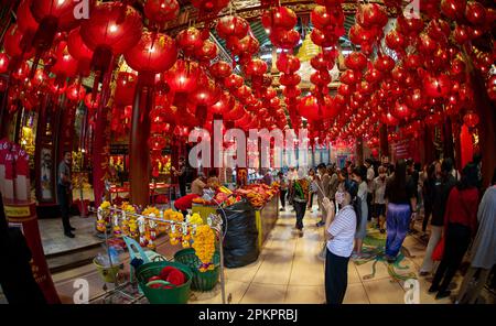 24. Februar 2023 - Bangkok Thailand - Diese Tempel sind bekannt für ihre kunstvolle Architektur, komplizierte Dekoration und ruhige Atmosphäre. Vorherrschende RE Stockfoto