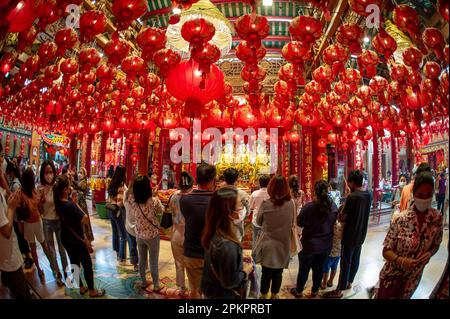 24. Februar 2023 - Bangkok Thailand - Diese Tempel sind bekannt für ihre kunstvolle Architektur, komplizierte Dekoration und ruhige Atmosphäre. Vorherrschende RE Stockfoto