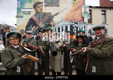 Die Beechmount Avenue in der Nähe der Falls Road, Belfast, repräsentiert vor der Teilnahme an einer von Sinn Fein organisierten Parade zum Milltown Cemetery anlässlich des Jubiläums des Osteraufgangs 1916. Foto: Sonntag, 9. April 2023. Stockfoto