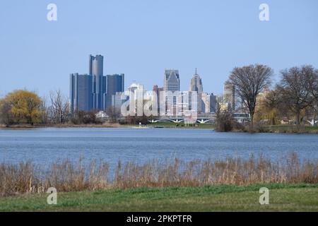 Detroit, Michigan, USA – 8. April 2023: Skyline der Innenstadt von Detroit mit Blick auf den Detroit River. Stockfoto