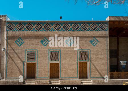 Traditionelle hölzerne Türen einer Moschee in Usbekistan Stockfoto