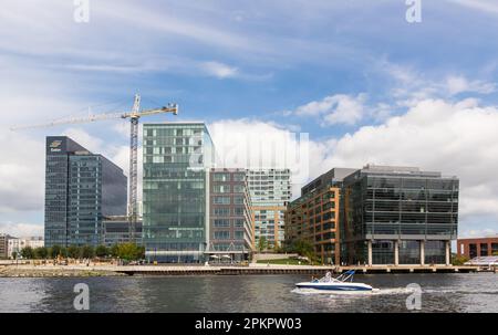 Blick auf den Hafen Ost mit Boot in Baltimore Maryland Stockfoto