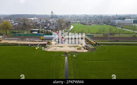 Voorschoten - Drohnenfoto der Einrichtungen, die Prorail zur Aufbewahrung der Zuginsel des Personenzugs einnimmt. Eine besondere Straße wird durch die angrenzende sumpfige Wiese gebaut. Eine Woche zuvor kollidierten ein Passagierzug und ein Güterzug mit einem Baukran an diesem Standort. ANP JEROEN JUMELET niederlande raus - belgien raus Stockfoto