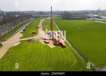 Voorschoten - Drohnenfoto der Einrichtungen, die Prorail zur Aufbewahrung der Zuginsel des Personenzugs einnimmt. Eine besondere Straße wird durch die angrenzende sumpfige Wiese gebaut. Eine Woche zuvor kollidierten ein Passagierzug und ein Güterzug mit einem Baukran an diesem Standort. ANP JEROEN JUMELET niederlande raus - belgien raus Stockfoto