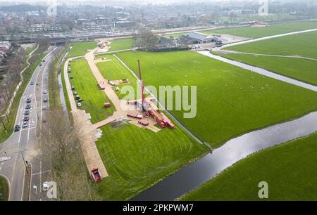 Voorschoten - Drohnenfoto der Einrichtungen, die Prorail zur Aufbewahrung der Zuginsel des Personenzugs einnimmt. Eine besondere Straße wird durch die angrenzende sumpfige Wiese gebaut. Eine Woche zuvor kollidierten ein Passagierzug und ein Güterzug mit einem Baukran an diesem Standort. ANP JEROEN JUMELET niederlande raus - belgien raus Stockfoto