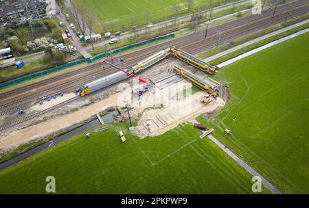 Voorschoten - Drohnenfoto der Einrichtungen, die Prorail zur Aufbewahrung der Zuginsel des Personenzugs einnimmt. Eine besondere Straße wird durch die angrenzende sumpfige Wiese gebaut. Eine Woche zuvor kollidierten ein Passagierzug und ein Güterzug mit einem Baukran an diesem Standort. ANP JEROEN JUMELET niederlande raus - belgien raus Stockfoto