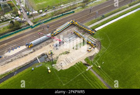 Voorschoten - Drohnenfoto der Einrichtungen, die Prorail zur Aufbewahrung der Zuginsel des Personenzugs einnimmt. Eine besondere Straße wird durch die angrenzende sumpfige Wiese gebaut. Eine Woche zuvor kollidierten ein Passagierzug und ein Güterzug mit einem Baukran an diesem Standort. ANP JEROEN JUMELET niederlande raus - belgien raus Stockfoto