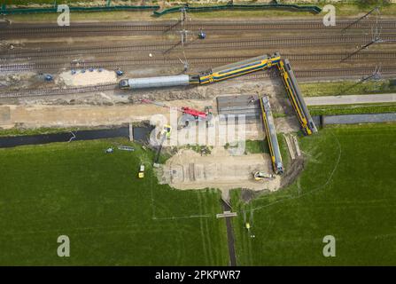 Voorschoten - Drohnenfoto der Einrichtungen, die Prorail zur Aufbewahrung der Zuginsel des Personenzugs einnimmt. Eine besondere Straße wird durch die angrenzende sumpfige Wiese gebaut. Eine Woche zuvor kollidierten ein Passagierzug und ein Güterzug mit einem Baukran an diesem Standort. ANP JEROEN JUMELET niederlande raus - belgien raus Stockfoto