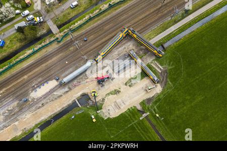 Voorschoten - Drohnenfoto der Einrichtungen, die Prorail zur Aufbewahrung der Zuginsel des Personenzugs einnimmt. Eine besondere Straße wird durch die angrenzende sumpfige Wiese gebaut. Eine Woche zuvor kollidierten ein Passagierzug und ein Güterzug mit einem Baukran an diesem Standort. ANP JEROEN JUMELET niederlande raus - belgien raus Stockfoto