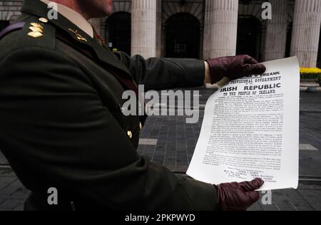 Captain Austin Doyle mit der Unabhängigkeitserklärung nach einer Zeremonie im GPO in der O'Connell Street in Dublin anlässlich des 1916. Osteraufgangs. Foto: Sonntag, 9. April 2023. Stockfoto