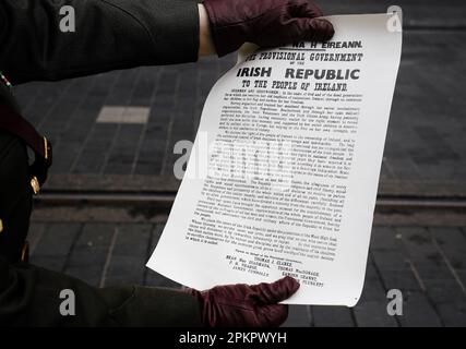 Captain Austin Doyle mit der Unabhängigkeitserklärung nach einer Zeremonie im GPO in der O'Connell Street in Dublin anlässlich des 1916. Osteraufgangs. Foto: Sonntag, 9. April 2023. Stockfoto