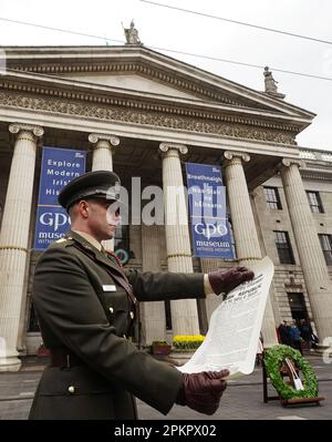 Captain Austin Doyle mit der Unabhängigkeitserklärung nach einer Zeremonie im GPO in der O'Connell Street in Dublin anlässlich des 1916. Osteraufgangs. Foto: Sonntag, 9. April 2023. Stockfoto