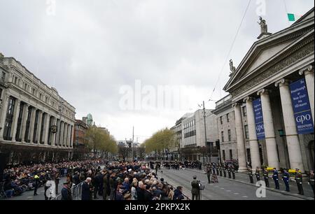 Captain Austin Doyle liest die Unabhängigkeitserklärung während einer Zeremonie im GPO in der O'Connell Street in Dublin anlässlich des Jubiläums des Osteraufgangs 1916. Foto: Sonntag, 9. April 2023. Stockfoto