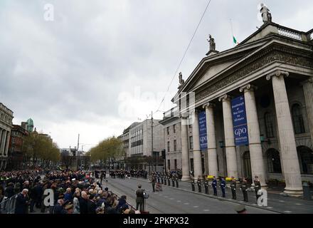 Captain Austin Doyle liest die Unabhängigkeitserklärung während einer Zeremonie im GPO in der O'Connell Street in Dublin anlässlich des Jubiläums des Osteraufgangs 1916. Foto: Sonntag, 9. April 2023. Stockfoto