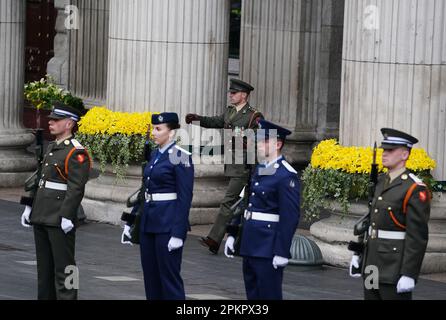 Captain Austin Doyle bereitet sich darauf vor, die Unabhängigkeitserklärung während einer Zeremonie im GPO in der O'Connell Street in Dublin zu lesen, um den Jahrestag des Osteraufgangs 1916 zu feiern. Foto: Sonntag, 9. April 2023. Stockfoto