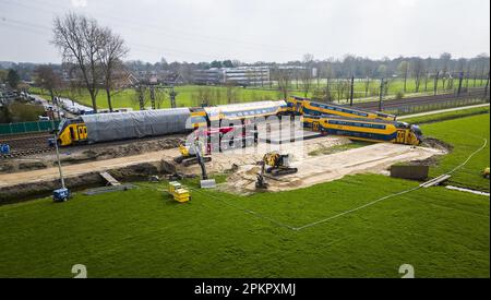 Voorschoten - Drohnenfoto der Einrichtungen, die Prorail zur Aufbewahrung der Zuginsel des Personenzugs einnimmt. Eine besondere Straße wird durch die angrenzende sumpfige Wiese gebaut. Eine Woche zuvor kollidierten ein Passagierzug und ein Güterzug mit einem Baukran an diesem Standort. ANP JEROEN JUMELET niederlande raus - belgien raus Stockfoto