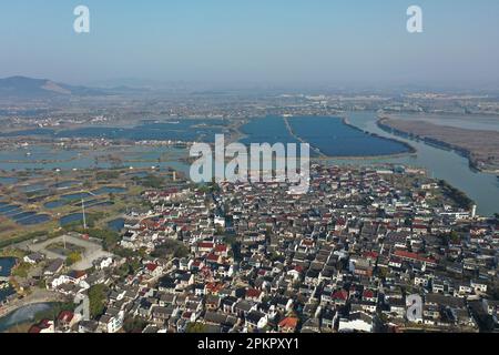 (230409) -- HANGZHOU, 9. April 2023 (Xinhua) -- Dieses Luftfoto wurde am 26. Januar 2023 aufgenommen und zeigt einen Blick auf das Dorf Digang in der Stadt Huzhou in Ostchina, Provinz Zhejiang. Im Juni 2003 startete die Provinz Zhejiang das Projekt "Thousand Villages Demonstration and zehntausend Villages Renovation" mit dem Ziel, zehntausend Verwaltungsdörfer in der Provinz umfassend zu renovieren und tausend wichtige Dörfer in insgesamt wohlhabenden Modelldörfern zu bauen. Seit zwanzig Jahren hat das Projekt Tausende von schönen Dörfern geschaffen und das Gesicht der Provinz grundlegend verändert. Stockfoto