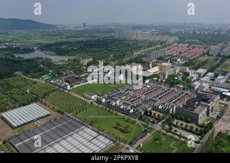 (230409) -- HANGZHOU, 9. April 2023 (Xinhua) -- Dieses Luftfoto wurde am 16. September 2022 aufgenommen und zeigt einen Blick auf das Dorf Tengtou in Ningbo City, Ostchina's Provinz Zhejiang. Im Juni 2003 startete die Provinz Zhejiang das Projekt "Thousand Villages Demonstration and zehntausend Villages Renovation" mit dem Ziel, zehntausend Verwaltungsdörfer in der Provinz umfassend zu renovieren und tausend wichtige Dörfer in insgesamt wohlhabenden Modelldörfern zu bauen. Zwanzig Jahre lang hat das Projekt Tausende von schönen Dörfern geschaffen und das Gesicht der Provinz grundlegend verändert Stockfoto