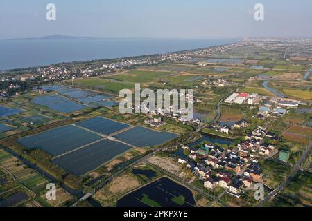 (230409) -- HANGZHOU, 9. April 2023 (Xinhua) -- Dieses Luftfoto wurde am 13. Oktober 2022 aufgenommen und zeigt einen Blick auf ein Dorf neben dem Taihu-See im Wuxing-Bezirk der Stadt Huzhou, Ostchina-Provinz Zhejiang. Im Juni 2003 startete die Provinz Zhejiang das Projekt "Thousand Villages Demonstration and zehntausend Villages Renovation" mit dem Ziel, zehntausend Verwaltungsdörfer in der Provinz umfassend zu renovieren und tausend wichtige Dörfer in insgesamt wohlhabenden Modelldörfern zu bauen. Zwanzig Jahre lang hat das Projekt Tausende von schönen Dörfern und Fundam geschaffen Stockfoto