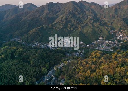 (230409) -- HANGZHOU, 9. April 2023 (Xinhua) -- Dieses Luftfoto wurde am 15. März 2023 aufgenommen und zeigt einen Blick auf das Dorf Longjing in der Stadt Hangzhou, Ostchina, Provinz Zhejiang. Im Juni 2003 startete die Provinz Zhejiang das Projekt "Thousand Villages Demonstration and zehntausend Villages Renovation" mit dem Ziel, zehntausend Verwaltungsdörfer in der Provinz umfassend zu renovieren und tausend wichtige Dörfer in insgesamt wohlhabenden Modelldörfern zu bauen. Seit zwanzig Jahren hat das Projekt Tausende von schönen Dörfern geschaffen und das Gesicht des Prov grundlegend verändert Stockfoto