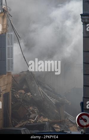 Marseille, Frankreich. 09. April 2023. Blick auf Rauch und Schutt nach dem Einsturz eines Gebäudes in der Rue de Tivoli 17 in Marseille, Frankreich, am 09. April 2023. Foto: Laurent Coust/ABACAPRESS.COM Kredit: Abaca Press/Alamy Live News Stockfoto